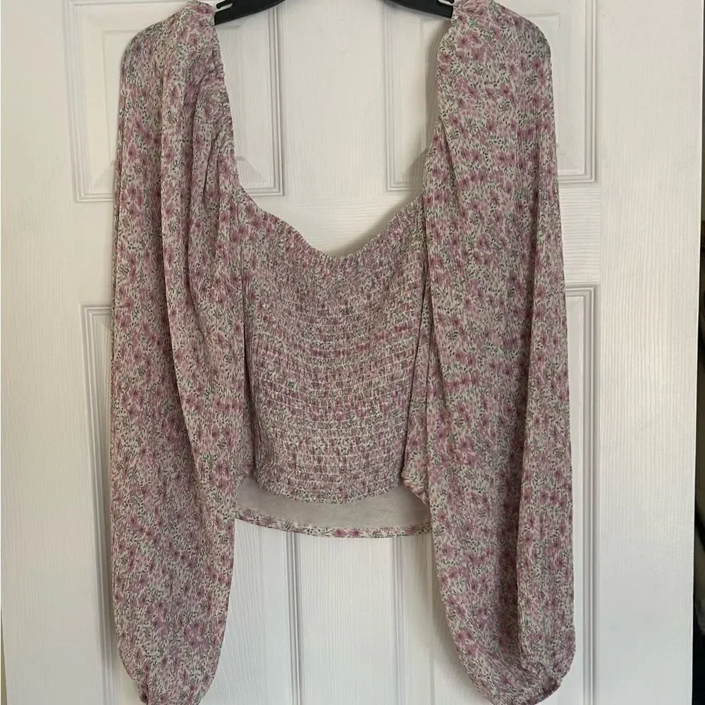 ASTR Crop Top Size XL Lavender Ditsy Plisse Floral Print  Puff Sleeve Cutout Top